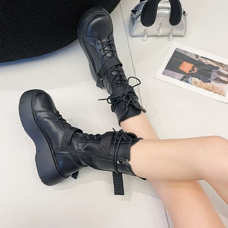 Street Fashion Trends 2025 - 블랙 레이스업 플랫폼 가죽 하프 하이